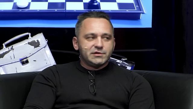 Почему белорусы завидуют Украине? | "Два Потертых Портфеля" смотреть онлайн