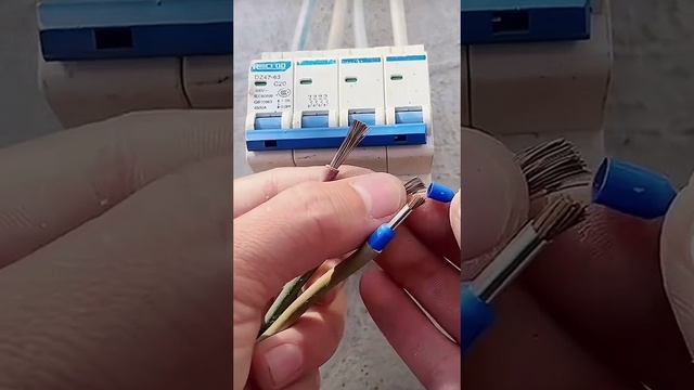 Процесс подключения проводов к четырёхполюсному автоматическому выключателю