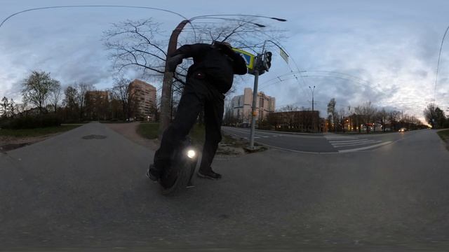 Видео 360! Друзья, будьте предельно внимательны преодолевая проезжую часть..Дальтоники всегда рядом смотреть онлайн