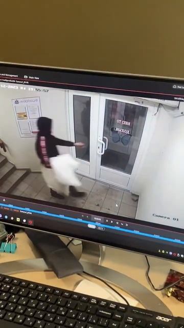 У волгоградки украли шубу в ТЦ смотреть онлайн