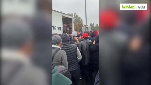 Бесплатная раздача напитков для митингующих смотреть онлайн