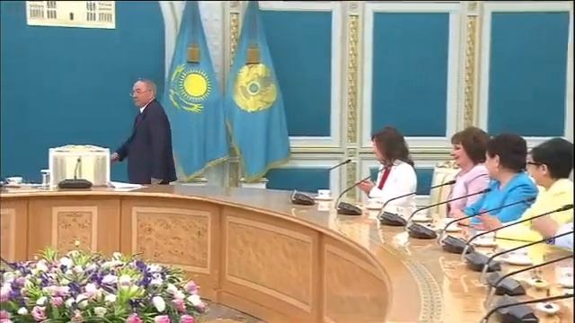 Нурсултан Назарбаев дал женщинам лекарство от кашля смотреть онлайн