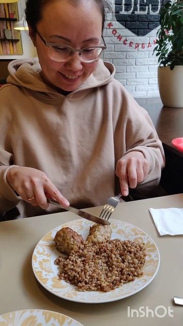 КТО ЛЮБИТ КОТЛЕТЫ НА ПОЗДНИЙ ЗАВТРАК Или РАННИЙ ОБЕД? смотреть онлайн