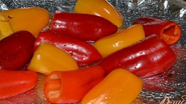 Мини перцы с соусом песто