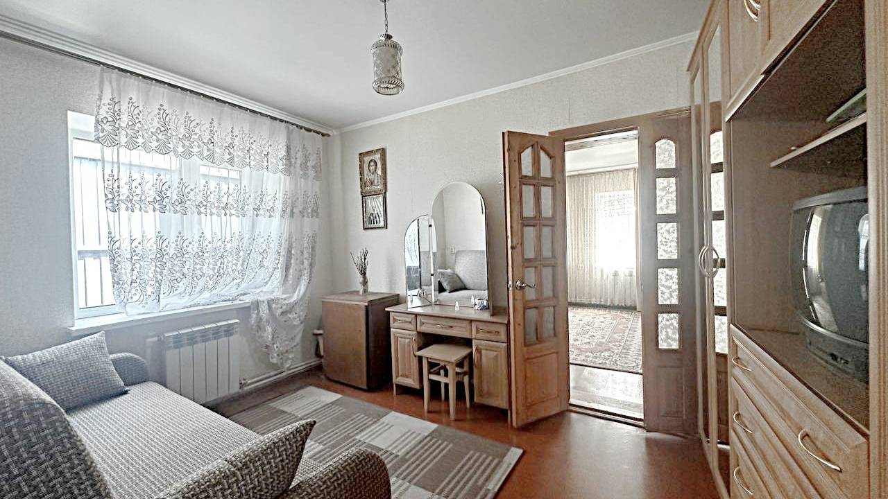 Пол дома 60 кв.м. 4 сотки 2 комнаты с мебелью. Краснодарский край, город Армавир.