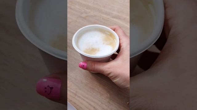 Парк Кёкенхоф. Бельгийские вафли и кофе, пруды, клумбы. Keukenhof.Belgian waffles and coffee, ponds смотреть онлайн