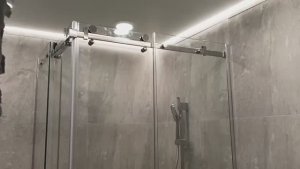 Угловая раздвижная душевая перегородка