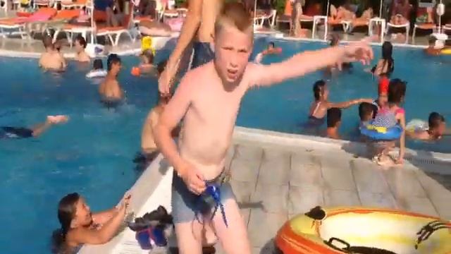 Я купаюсь в 🇹🇷 смотреть онлайн