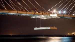 Вантовый мост через Корабельный фарватер.Монтаж замыкающей секции моста.