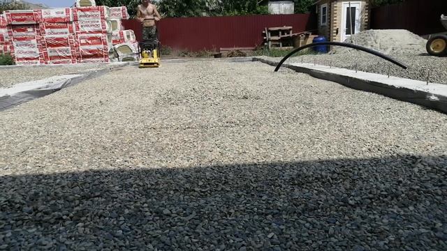 Уплотнения щебня,готовим под заливку чернового армированного пола.