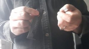 Выполняю  ментовской  норматив №4- скоростное  снаряжение  магазина  патронами (учебными).