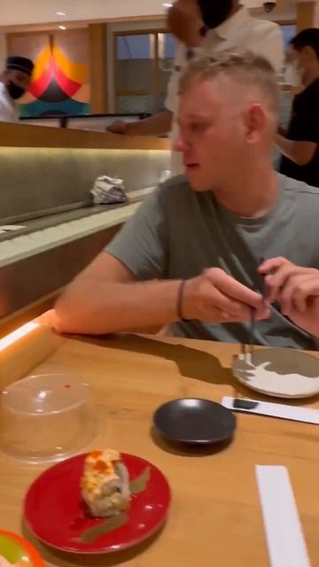 Самое популярное кафе на Бали. Находится в Чангу рядом Кута. Мы ели суши. Куда сходить на Бали? смотреть онлайн