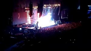 Гиллан жжёт.