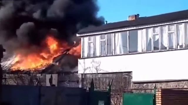 Сегодняшний сильный пожар на улице Свердлова. К счастью, обошлось без пострадавших)