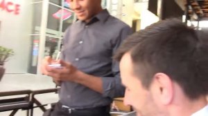 HOLLYWOOD США   заказываем напитки в кафе