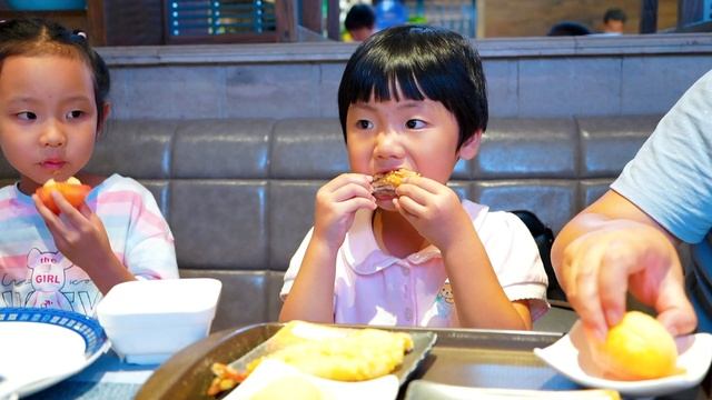 去廈門遊玩，姑丈請吃海鮮大餐，好多東西第一次嘗試 | First time eating so much seafood! It's so delicious! смотреть онлайн