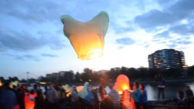 Запуск шаров на набережной смотреть онлайн