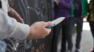 Подростка изрезали ножом в драке на стадионе в Новгородской области