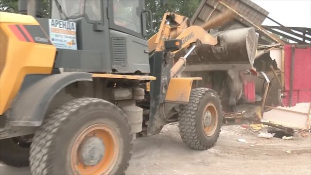 Грязные одеяла и дохлых крыс нашли при сносе ларьков на Хилокской смотреть онлайн