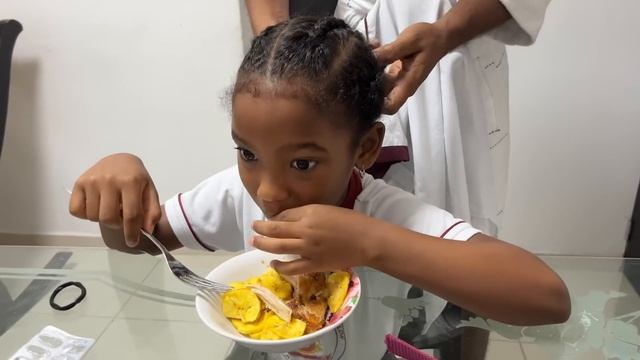 Así son nuestras mañanas para llevar a Luisa y dulce al colegio 🏫 😍 смотреть онлайн