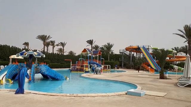 Бассейн и водные горки отеля CONTINENTAL PLAZA BEACH RESORT 5*