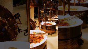 Огромный шведский стол с живыми раками в Янцзи