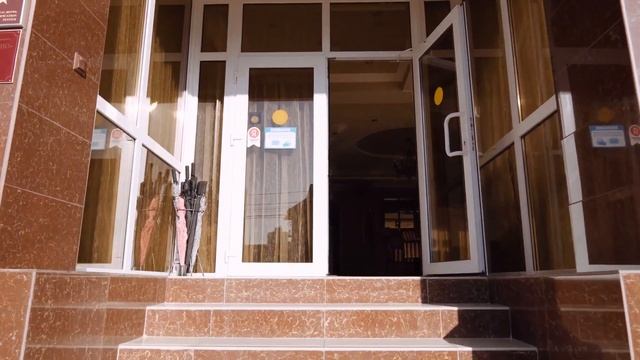 Двор, холл отеля смотреть онлайн