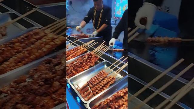 Хунь-Чунь, ночной рынок еды🥓🍗🍖 смотреть онлайн