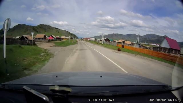 Коровки отдыхают на дороге. Село Кырлык смотреть онлайн