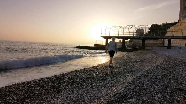 Крым. Пляж Дюльбер в ноябре в закатных красках смотреть онлайн