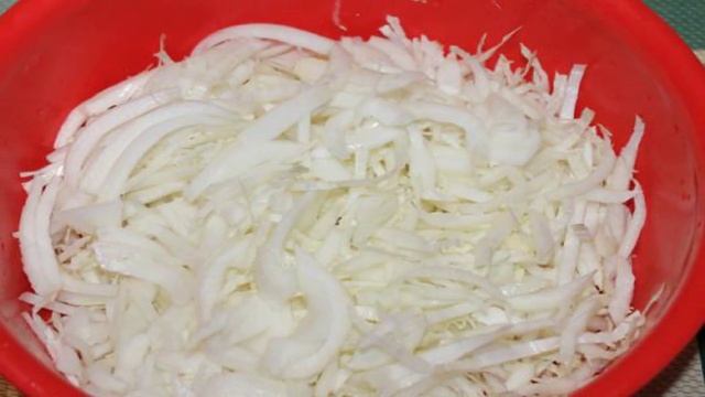 Салат из пекинской капусты с копченой колбасой, яйцом и морковью