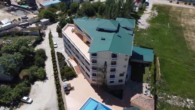 Гостиница Трискеле с открытым бассейном и рестораном расположена в городе Судак.