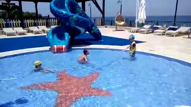 Роберт в бассейне Hotel Merit Premium 5* играет в бассейне смотреть онлайн