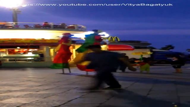 Клоуны на ходулях посреди Ялты! смотреть онлайн