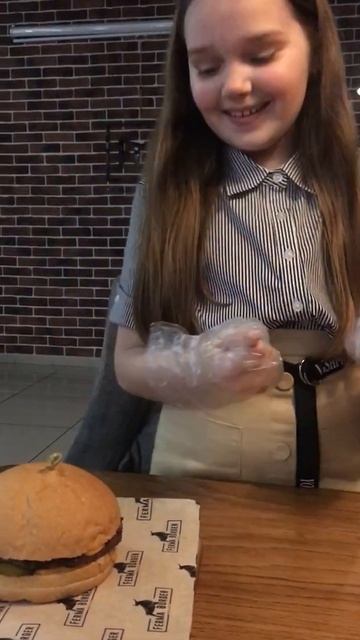 Гамбургер... Кафе «ФермаВургеров» смотреть онлайн