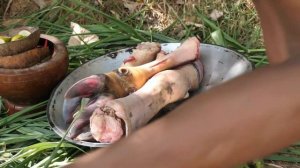 Survival in the rainforest - Primitive boy - Cooking cow leg eating delicious