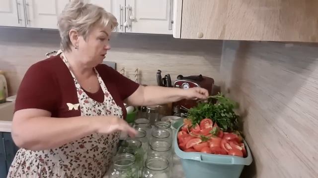 ЗАКРЫВАЮ ПОМИДОРЫ "ПАЛЬЧИКИ ОБЛИЖЕШЬ". ГОВОРЯТ ЧТО ОЧЕНЬ ВКУСНЫЕ.