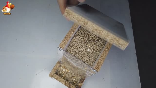 Кормушка курам из ДСП с пластиковой стеной
