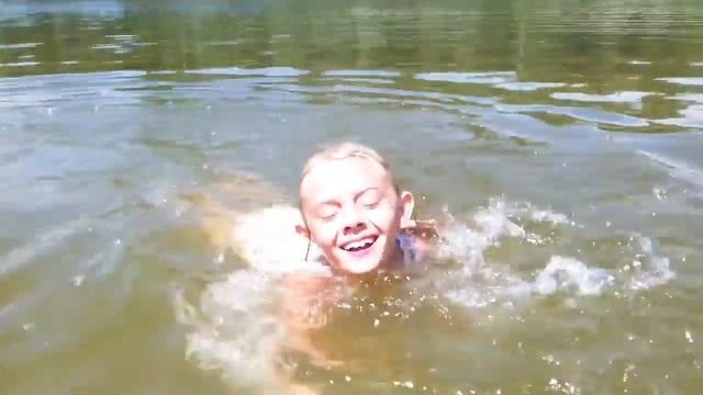 Елис научилась плавать!☺ смотреть онлайн