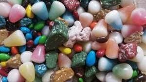 Лина кушает камни