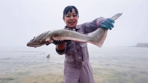 Рыбалка весной. Рыбалка руками, я поймала огромную камбалу и 6 живых омаров!