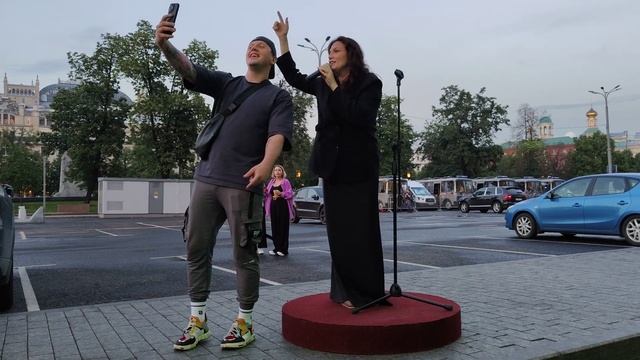 Леонид Агутин - На сиреневой Луне - #кавер поп-песни спела артистка на Театральной площади в #Mosco смотреть онлайн