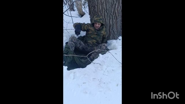 Лучше не повторять такие ночлеги в лесу зимой. #shortvideo #bushcraft #выживание#опасно смотреть онлайн