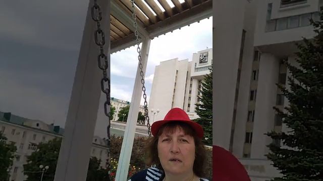 Катаемся на качелях у Дома Республики в любимом Саранске-19.05.2023г. смотреть онлайн