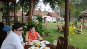 Туристы на завтрак в Frangipani Langkawi Resort.