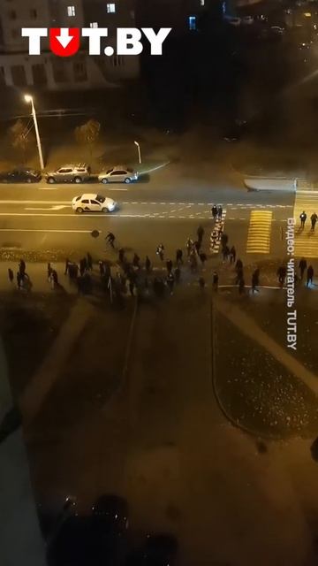 Люди с флагами на улице Рафиева в Минске вечером 8 ноября смотреть онлайн