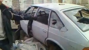 разбил стекло кулаком