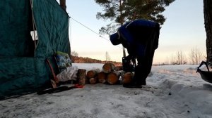 ЗАСТРЯЛ В ЛЕСУ. НОЧУЮ В МАШИНЕ  при -25°С. ЗИМНИЙ КЕМПИНГ С ПЕЧКОЙ У ЗАМЁРЗШЕЙ РЕКИ.
