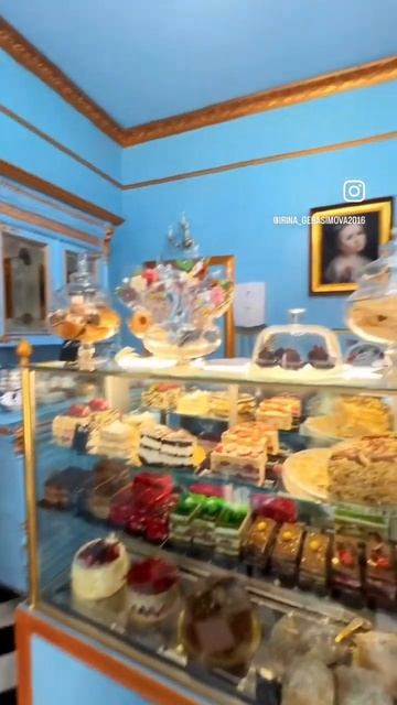 В Тбилиси есть сказочная кофейня «La Desserte Royal».📍Vertskhli 40#georgia#tbilisi#city#cafe#грузия смотреть онлайн