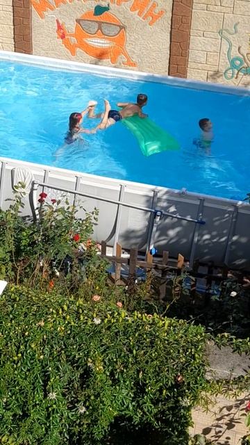 Во дворе отеля... смотреть онлайн